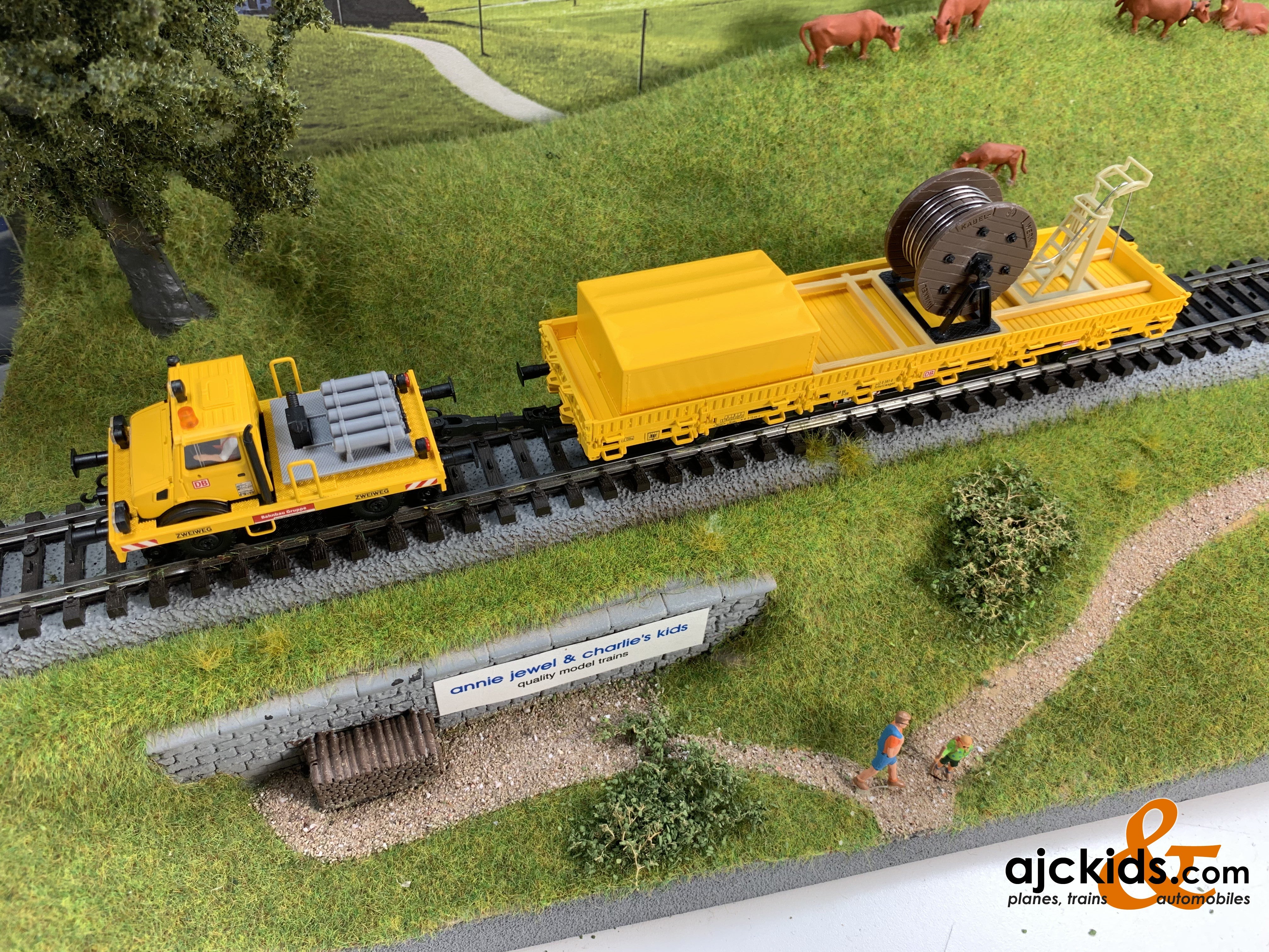 Marklin 39940 Two-Way Mercedes Unimog with a Catenary Installation