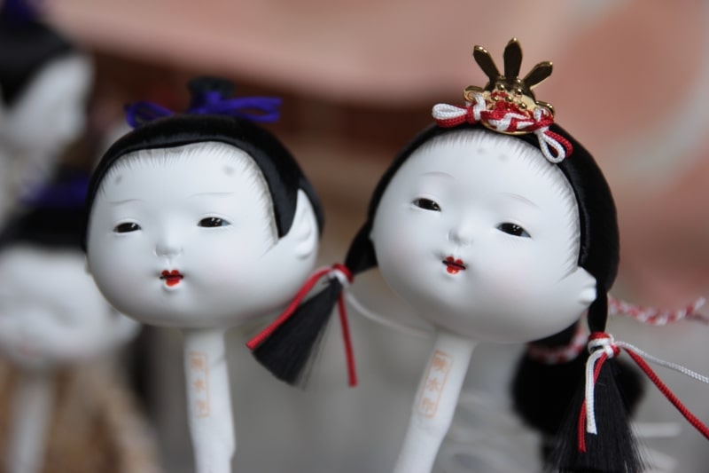 ひな人形のお顔ができあがりました。100年前から変わらない材料を