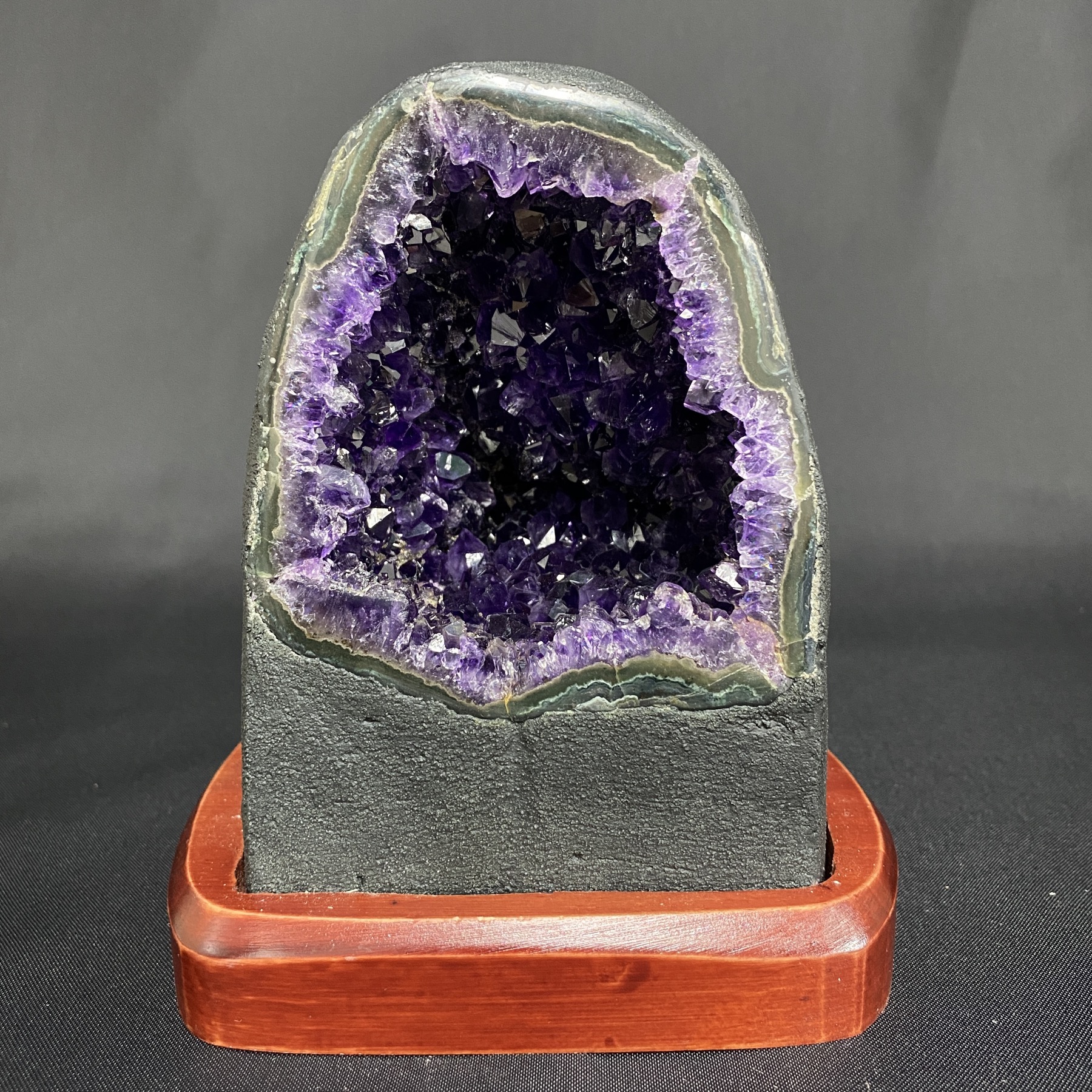 濃紫！ウルグアイ産アメジストドーム 3.02kg 台座付き【AMD-0004
