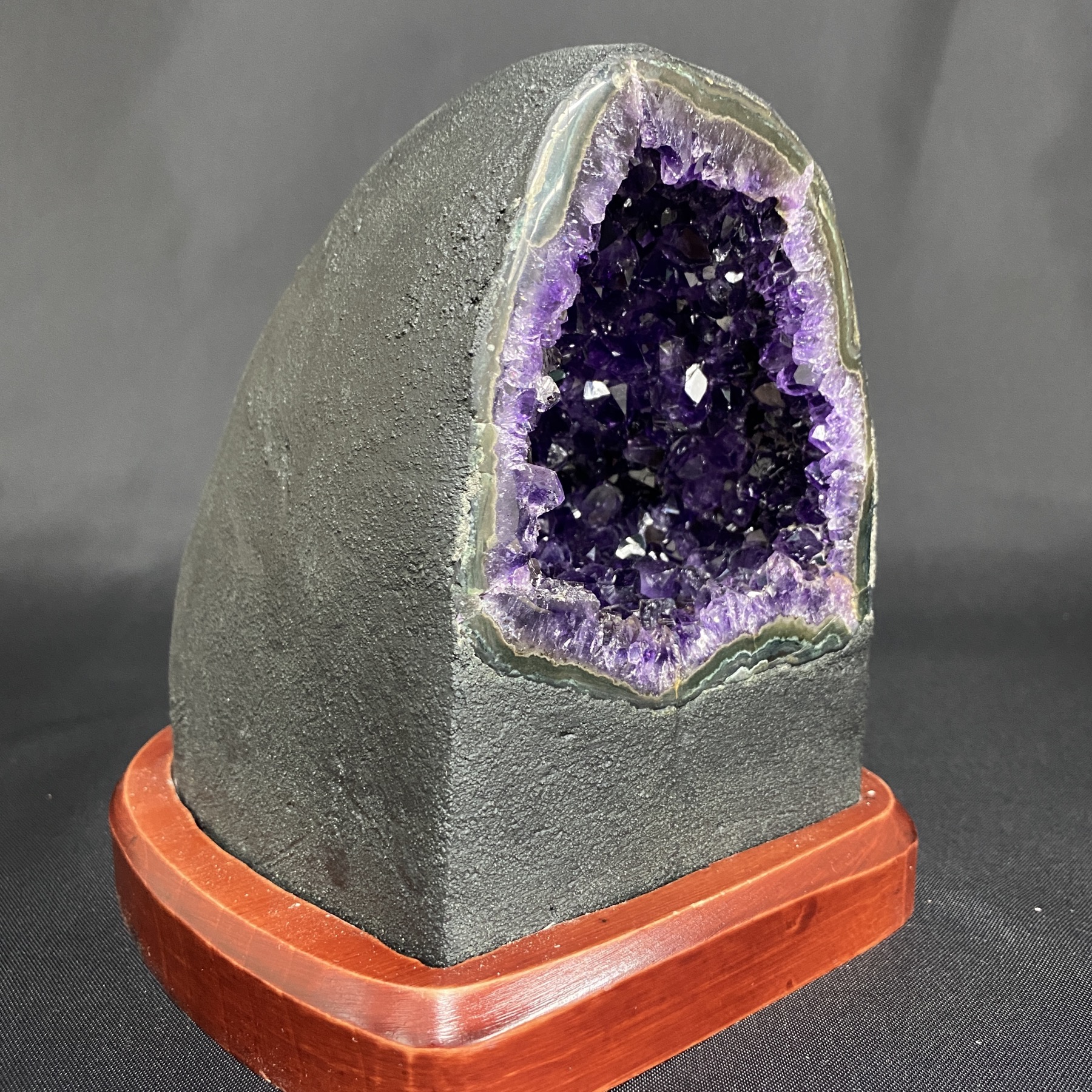 濃紫！ウルグアイ産アメジストドーム 3.02kg 台座付き【AMD-0004
