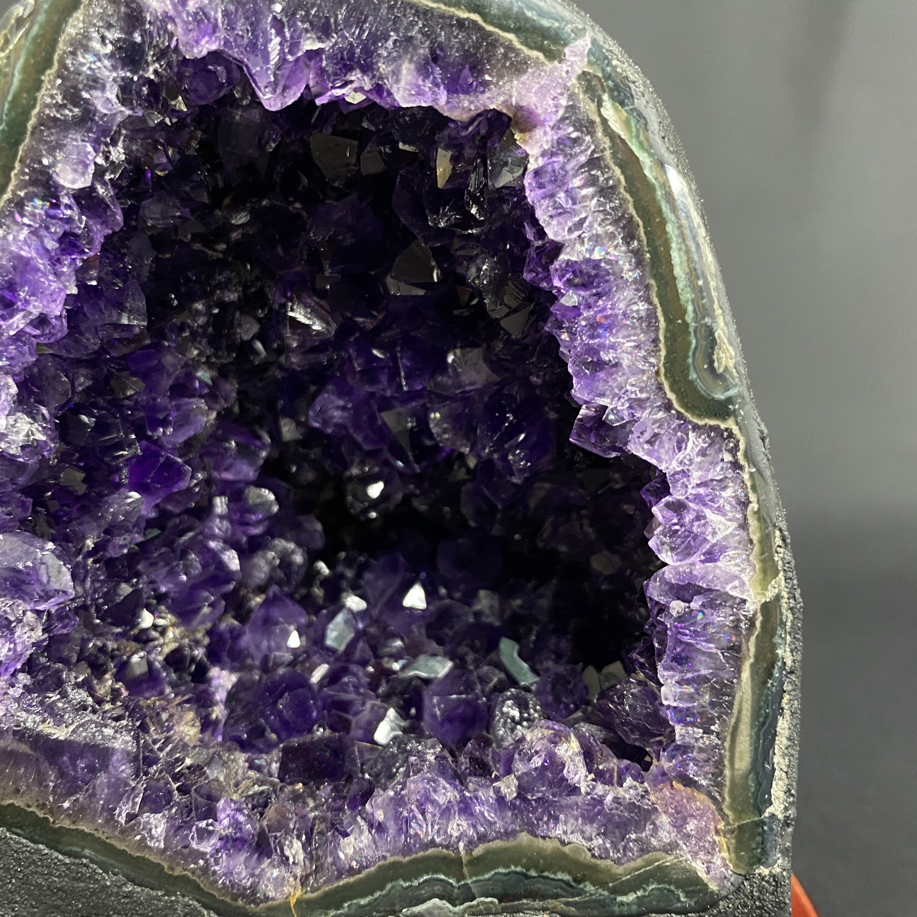 濃紫！ウルグアイ産アメジストドーム 3.02kg 台座付き【AMD-0004