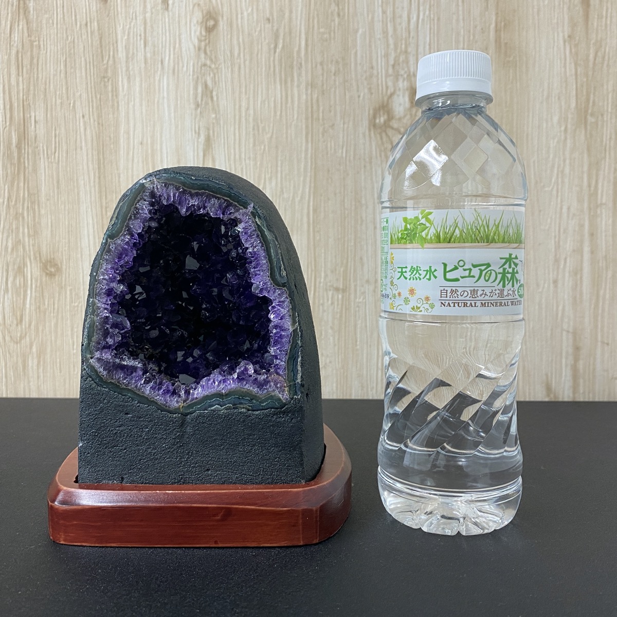 濃紫！ウルグアイ産アメジストドーム 3.02kg 台座付き【AMD-0004