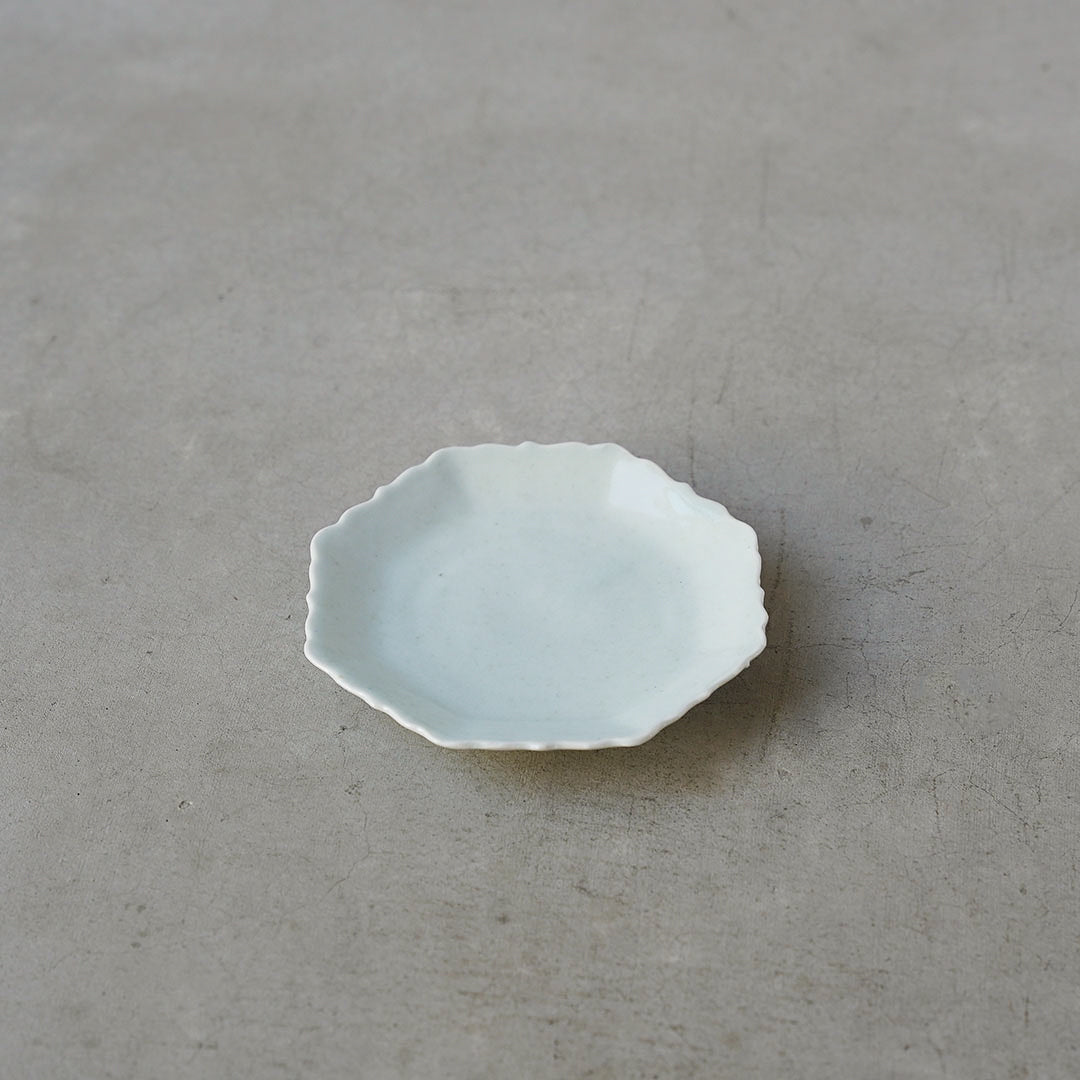 白瓷 輪花4寸皿 – アメノイエ