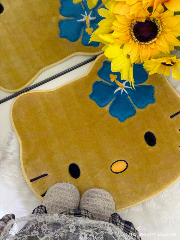 ハローキティ」大胆な褐色ビキニ姿がかわいい♪ SPINNSとのコラボ