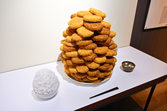 ウマ娘 シンデレラグレイ 怪物の蹄跡展」山盛りコロッケを忠実に再現