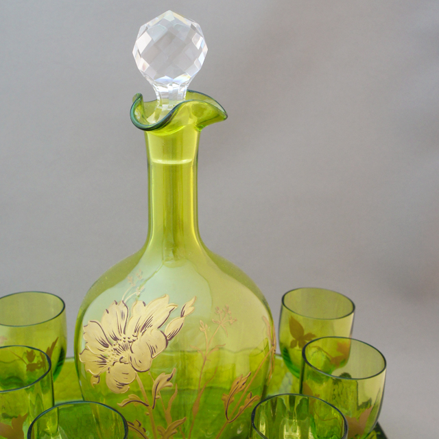 オールドバカラ「緑色ガラス 金彩 花文様 リキュールセット