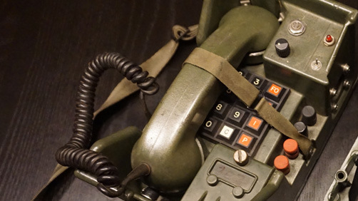 ASCII.jp：米軍払い下げの野戦電話を入手！ 2台でできる意外な使い道 (1/2)