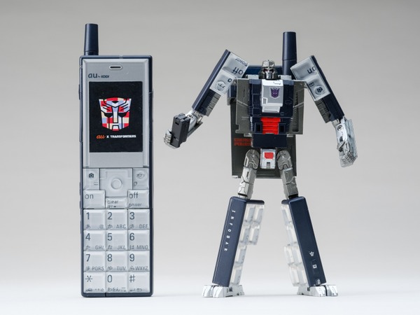 ASCII.jp：auの初代「INFOBAR」に完全変形するトランスフォーマーが登場