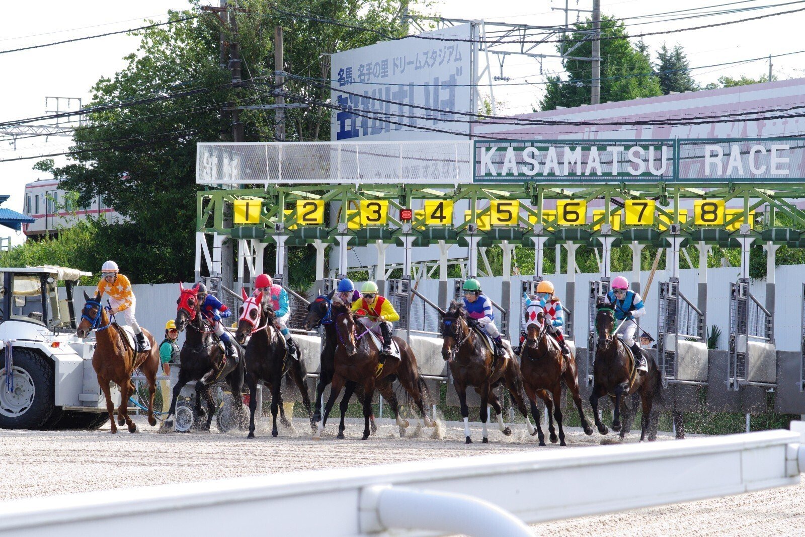笠松競馬の眼前ダート (K-70 / smc PENTAX-DA 70mmF2.4 Limited)｜夢望