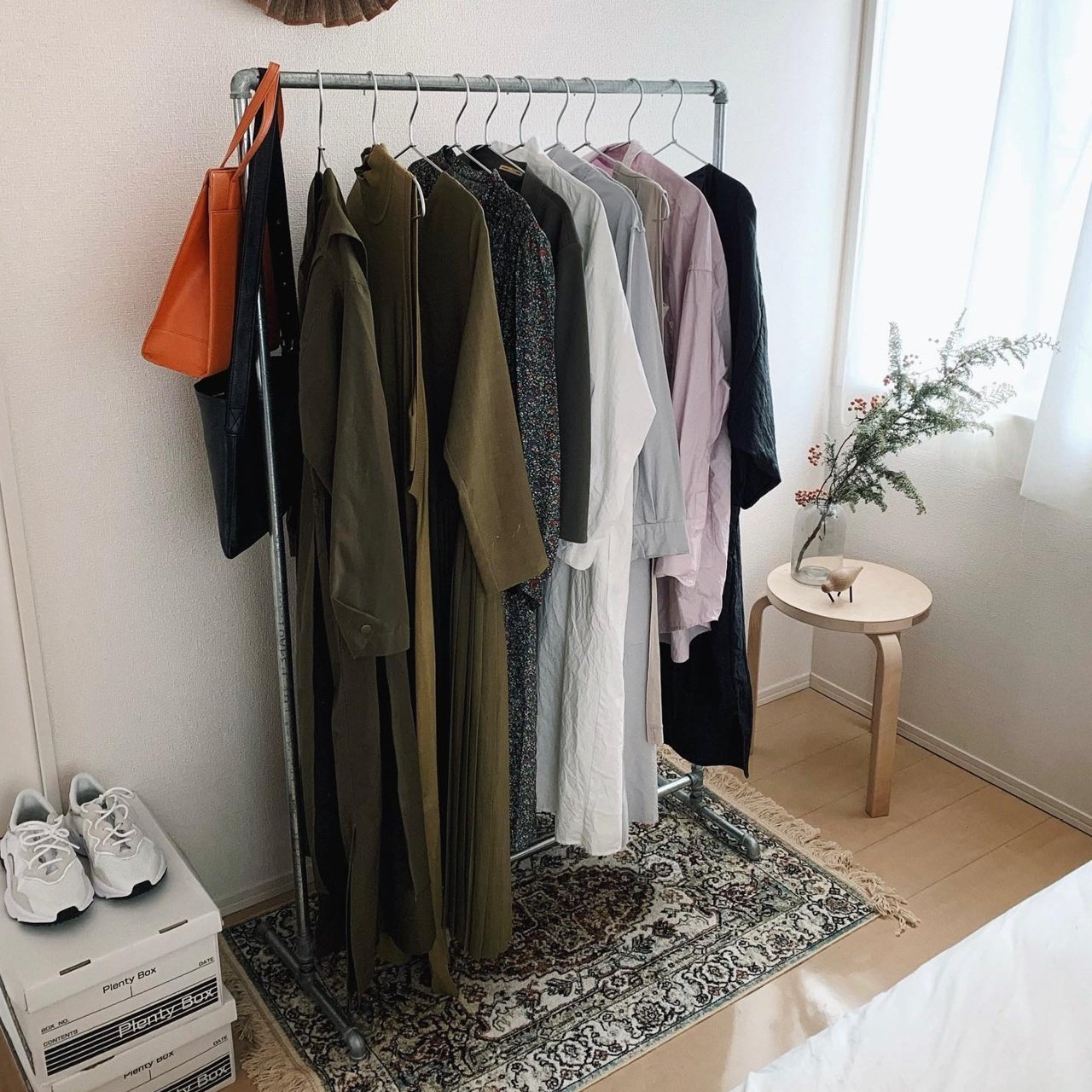 インダストリアルな質感が、ショップみたいでオシャレなパイプハンガー