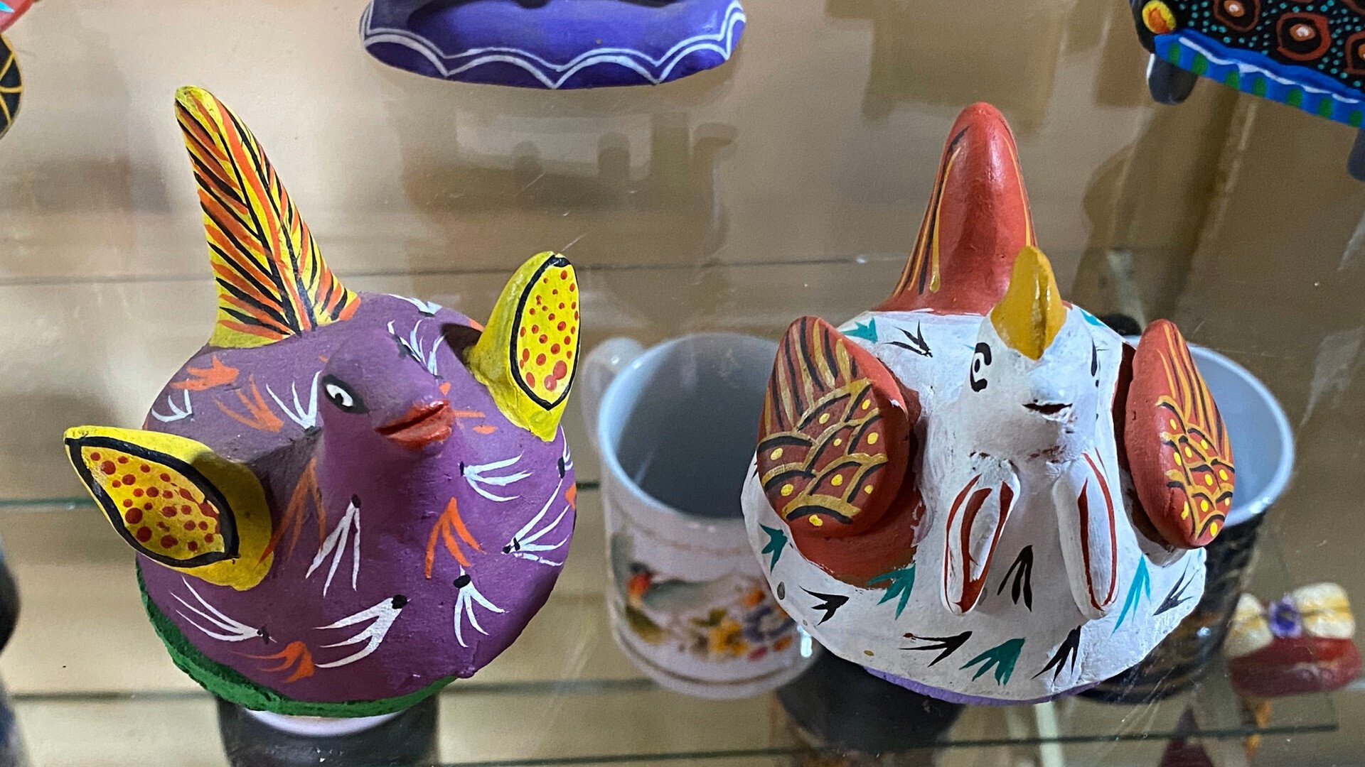 メキシコ、プレぺチャ文化のカラフルなアレブリヘス オブジェ｜河辺