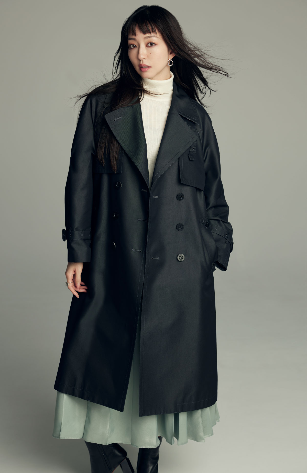 松島花が着る アクアスキュータムトレンチコート