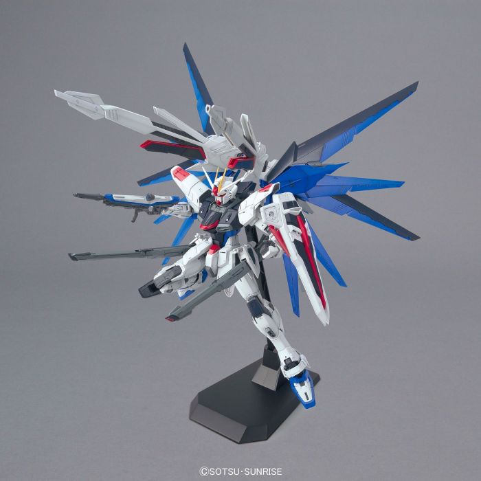 Bandai Master Grade (MG) 1/100 Freedom Gundam ver 2.0 - Argama