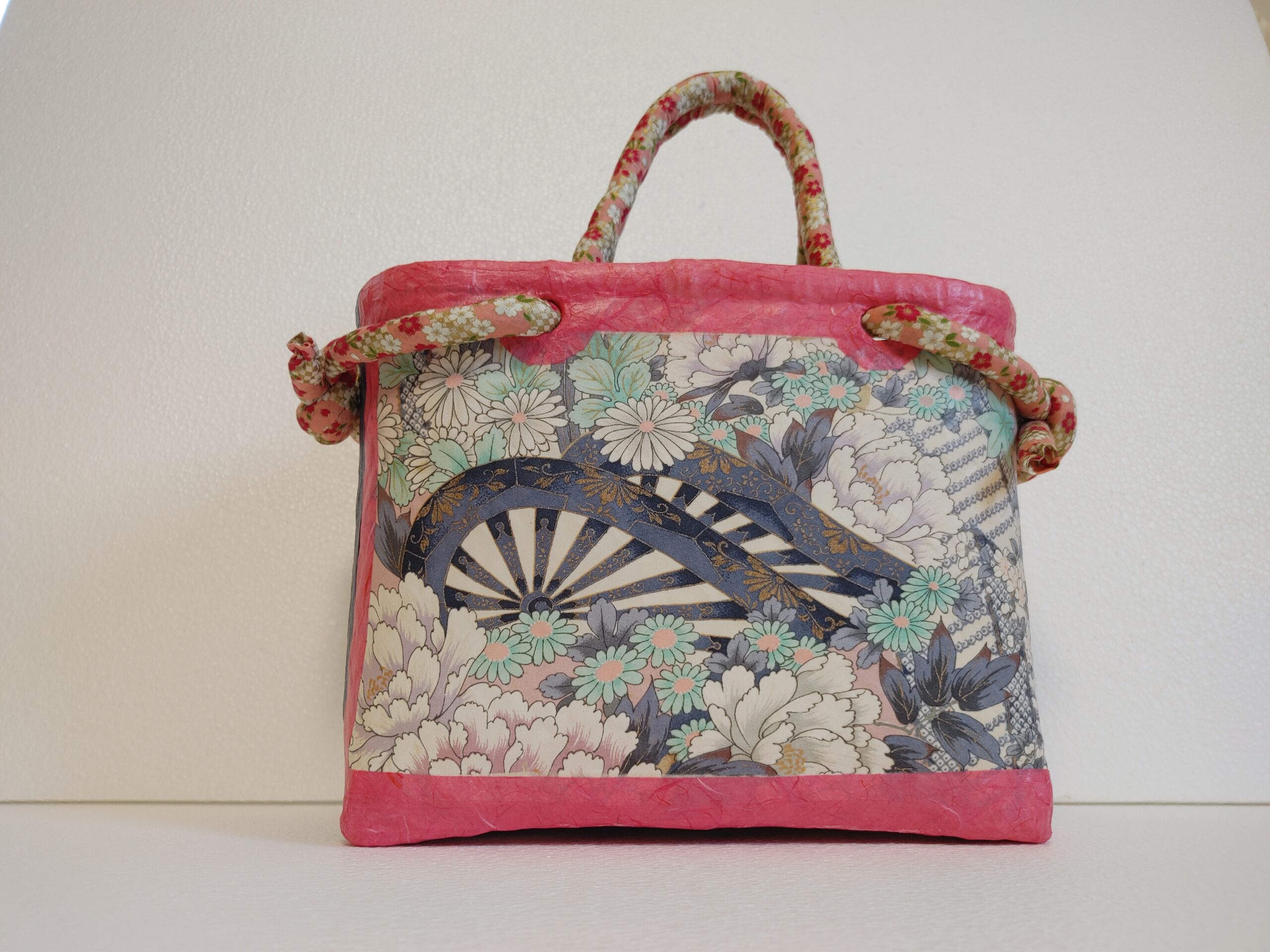 No.40 一閑張り カゴバック 薄桃色地 片輪車に四季草花 牡丹 縁ピンク