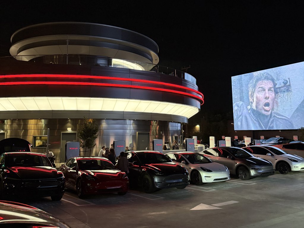 未来を待つ”という期待感。 テスラ・ダイナーが仕掛ける、時間の