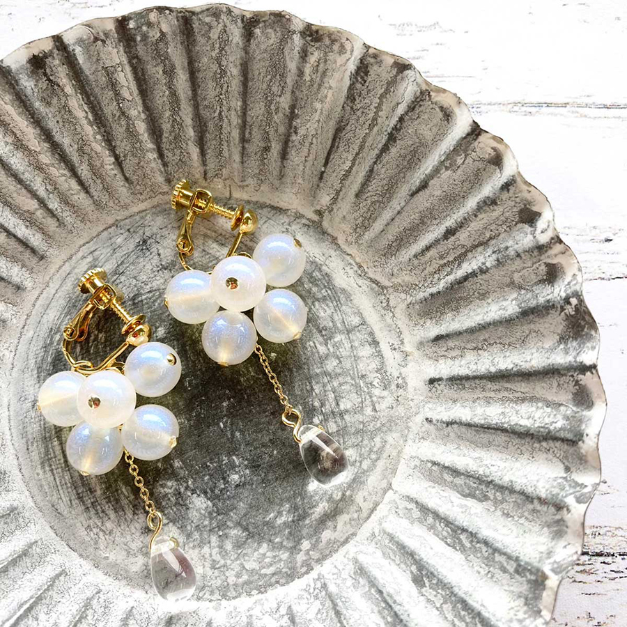 梅雨の季節に彩り添える ドロップビーズのハンドメイドアクセサリー