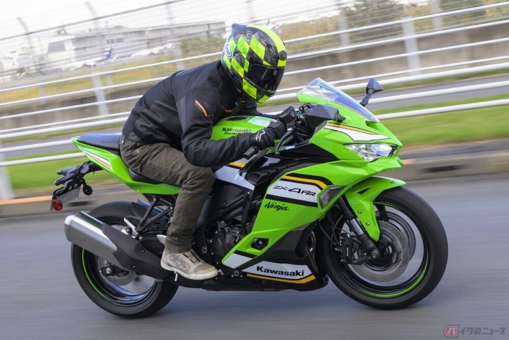 ヨンヒャク4発独占中のカワサキZX-4RRは大型キラーの万能バイクだ