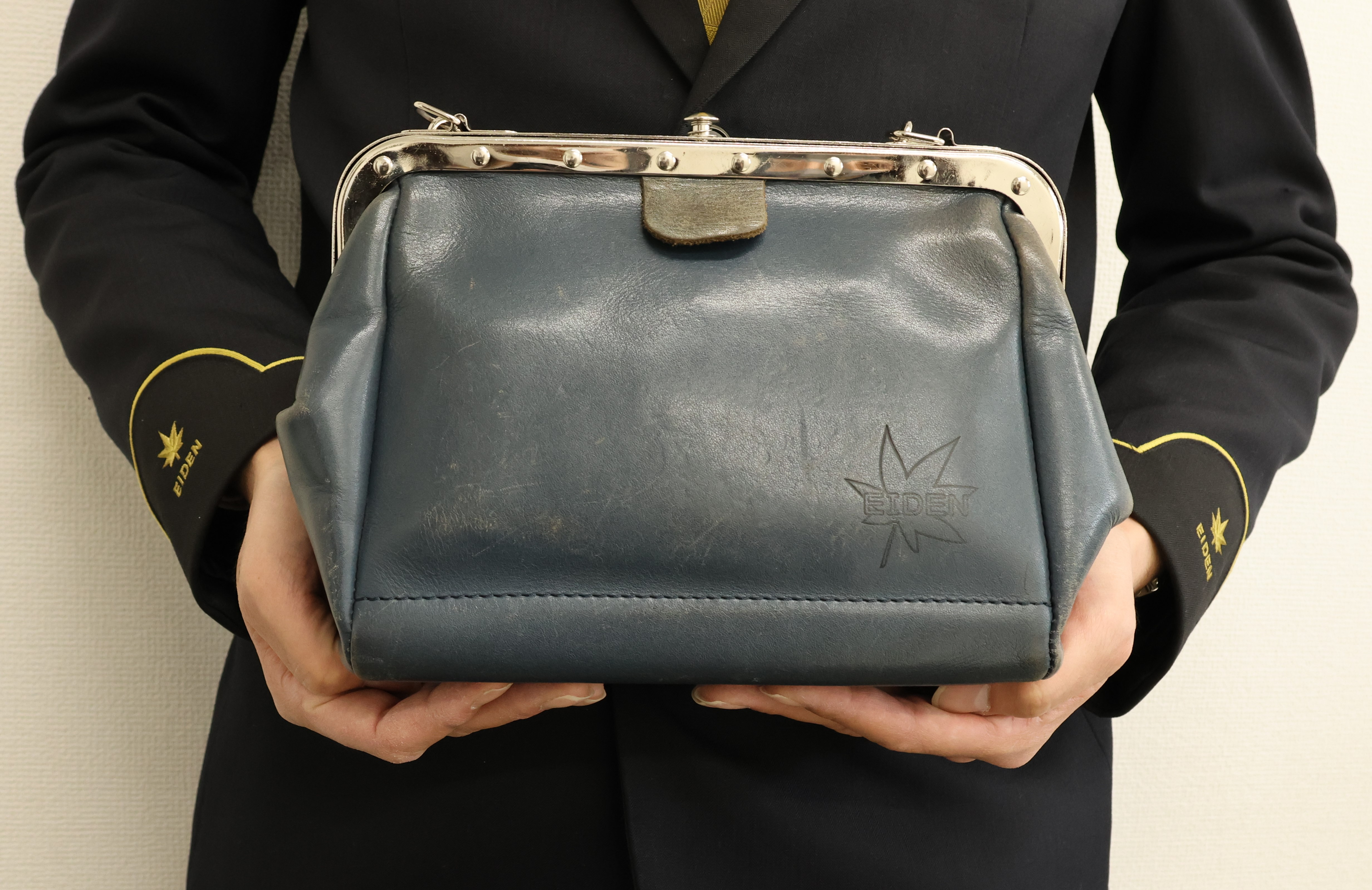 京都 叡山電車の運転士さんが使う「革工房むくり」の車掌かばん | 京