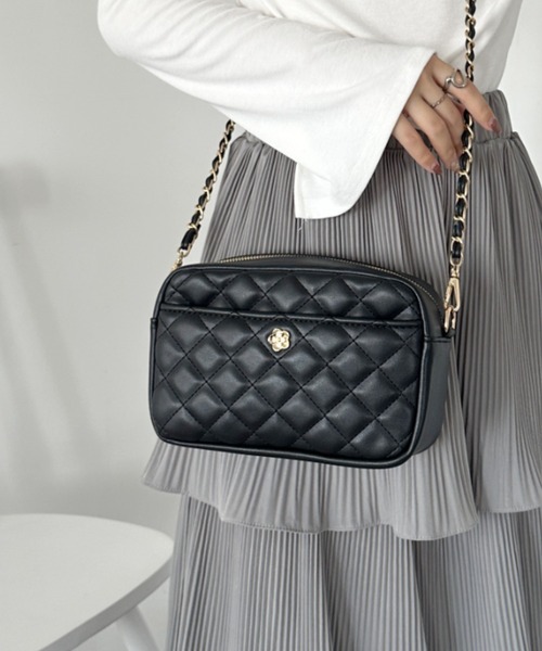 CLEA（クレア）の「フラワーモチーフ キルティング チェーンショルダー