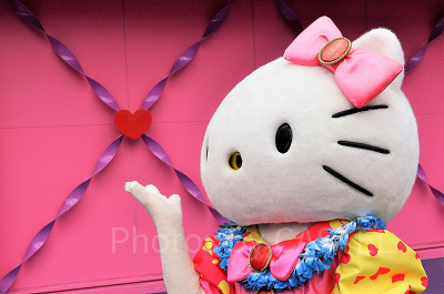 USJ】ハローキティを解説！ユニバにいる理由は？グリーティングや