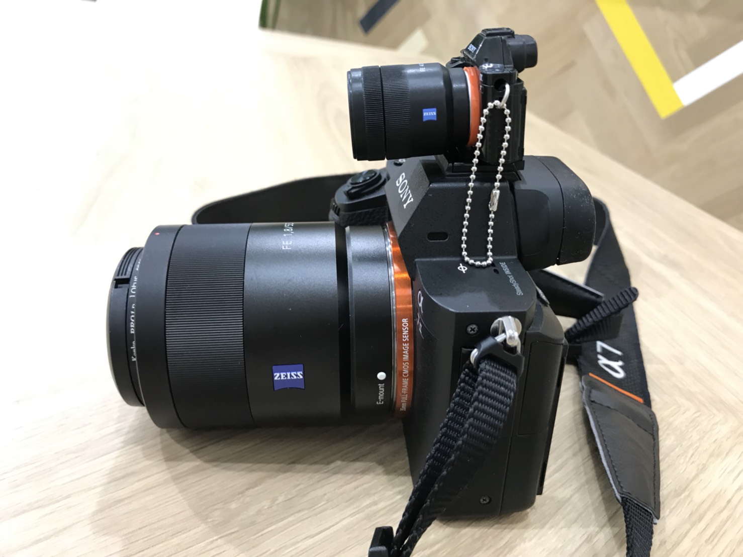 編集部に激レア SONY α7 ミニチュアフィギュアがやってきた！｜Camoor