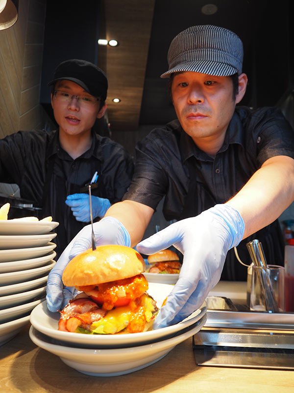 不振のモスバーガーが挑む高級バーガー市場：日経ビジネス電子版