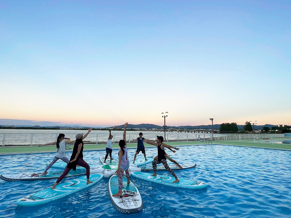 滋賀・大津】びわ湖一望☆露天プールで夕やけSUP Yogaしよう！/B.S.Y