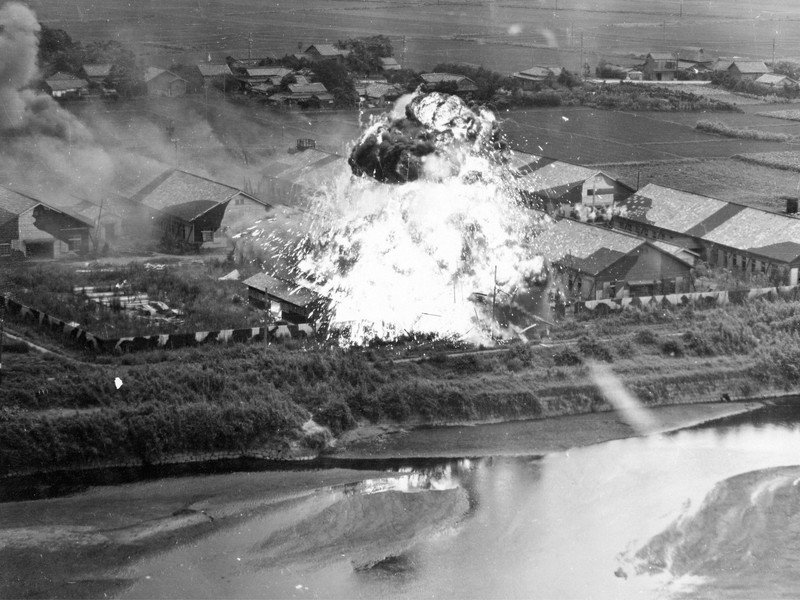 熊本大空襲の写真、新たに18枚見つかる 米軍機から撮影、元乗員の息子