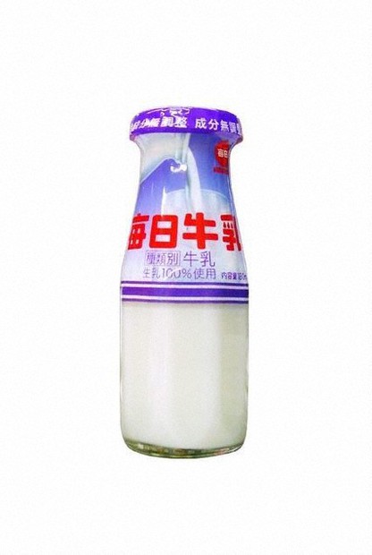 学校給食の牛乳」紙パックが9割 消えゆく「瓶」の背景を探る | 毎日新聞