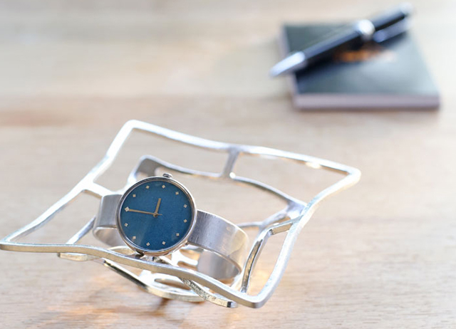 手で自在に変形できる 曲がる錫製の器 KAGO - 能作