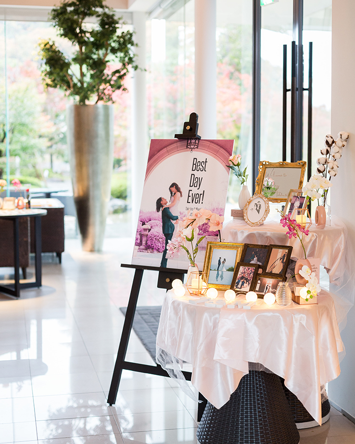 ウエルカム装飾】小瓶×お花をランダムにあしらう最旬装花SNAP｜ゼクシィ