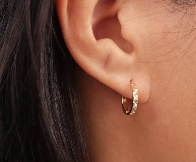 送料無料】s925シルバー 幾何学カット 円形カービングピアス シンプル