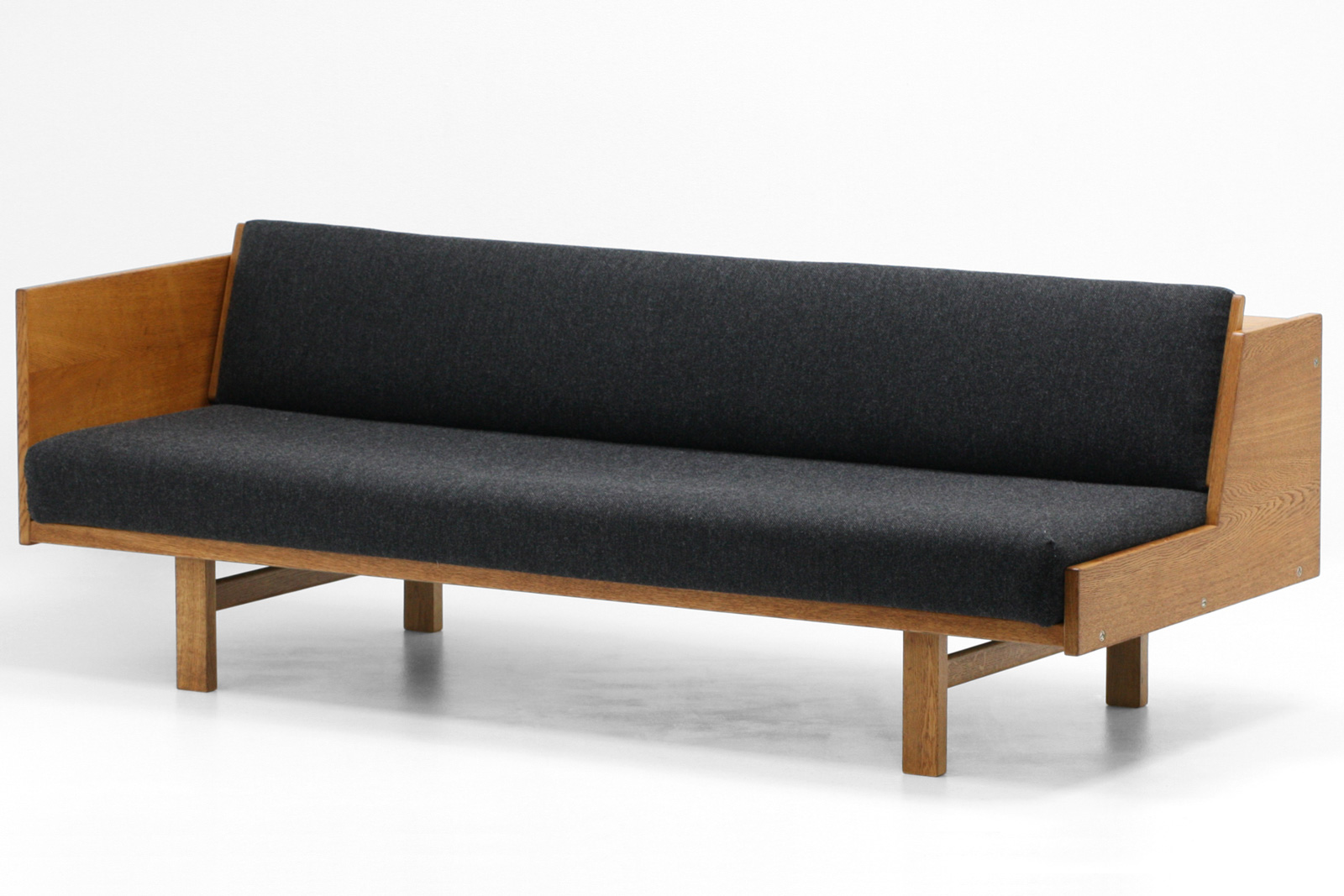 Hans.J.Wegner（ハンス.J.ウェグナー）デイベッド「GE258チーク材丸脚