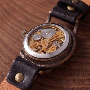 機械-手巻き式】 アンティークゴールドの立体感のある文字盤がクールで