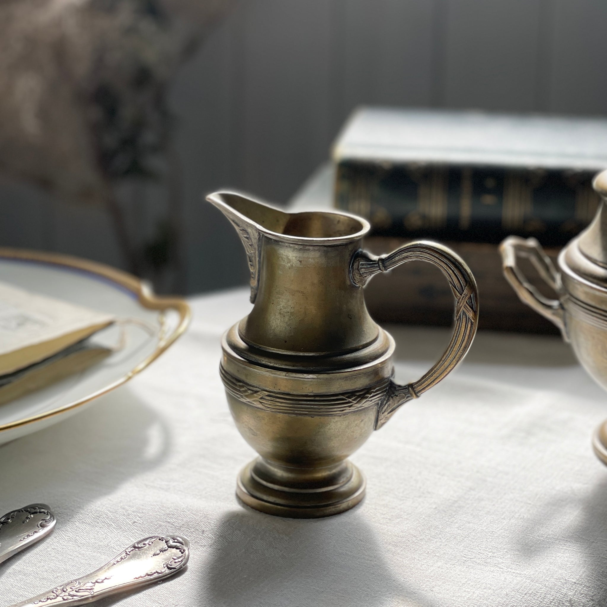 立ち姿も美しいミルクジャグ（高さ12.5cm） フランスアンティーク銀器
