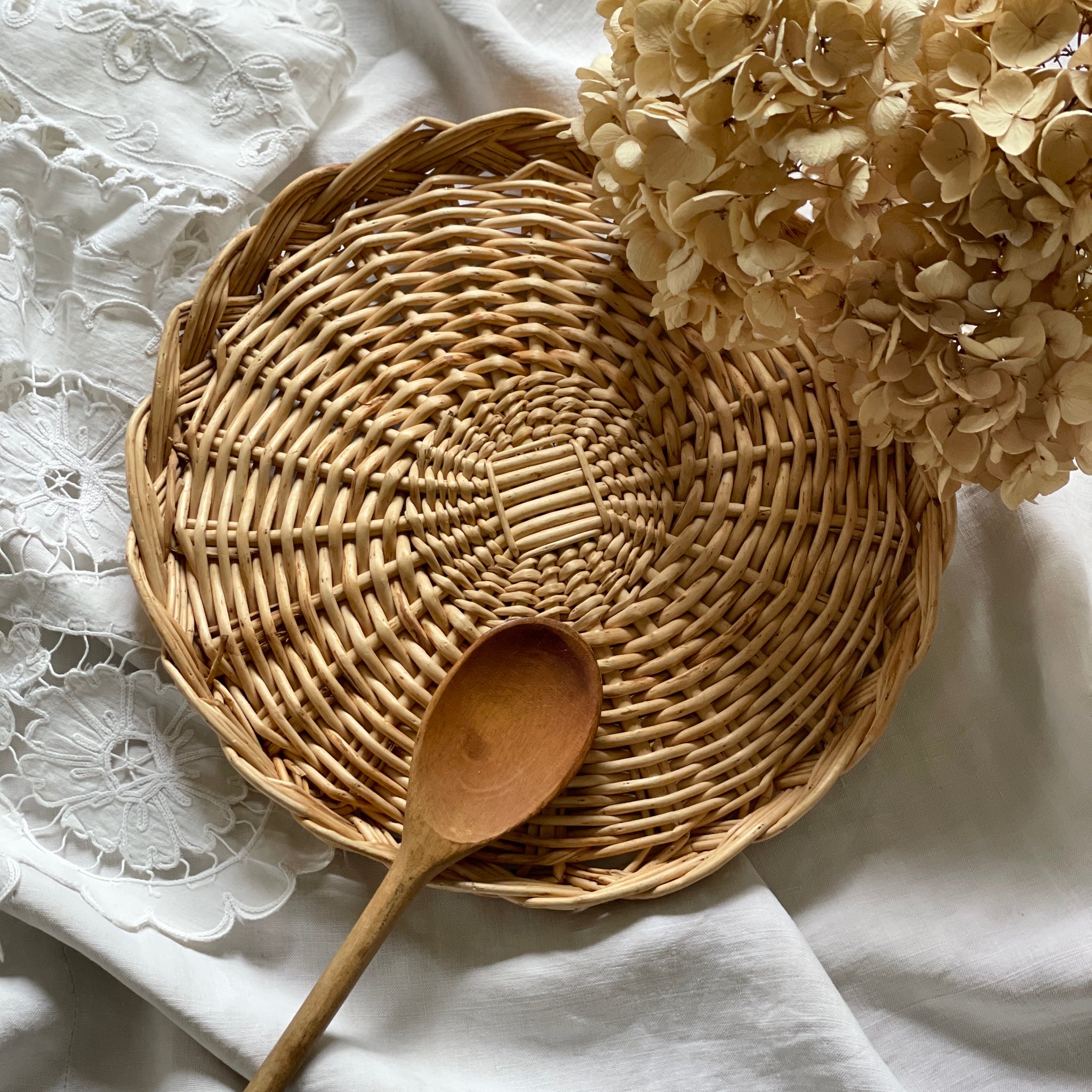 ナチュラルな雰囲気のバスケットトレー（直径29.5cm） フランス