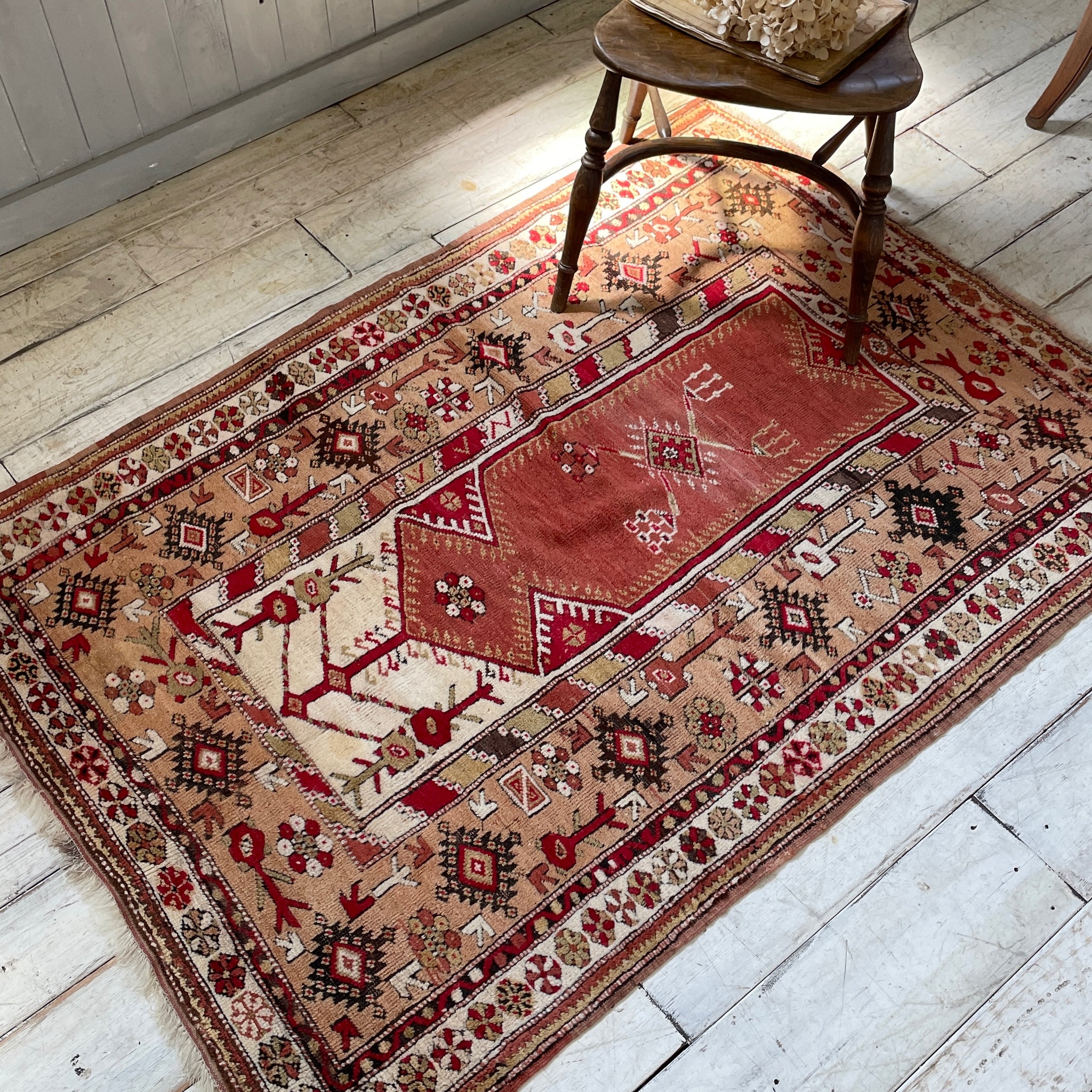 1920年代トルコ・ミラスのラグ（172×118cm) アンティークラグ