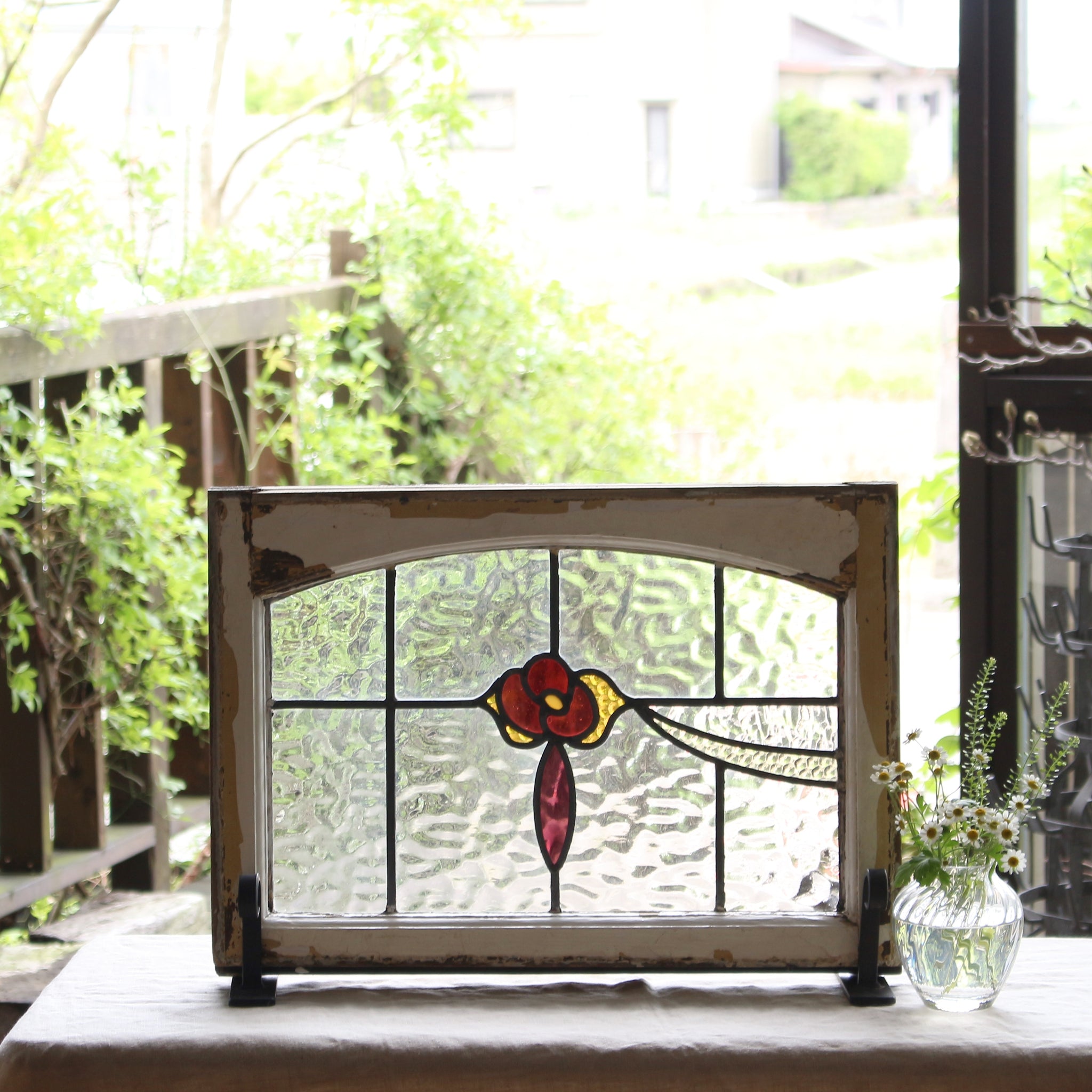 アール枠に赤い花のステンドグラス イギリスアンティーク（住宅窓