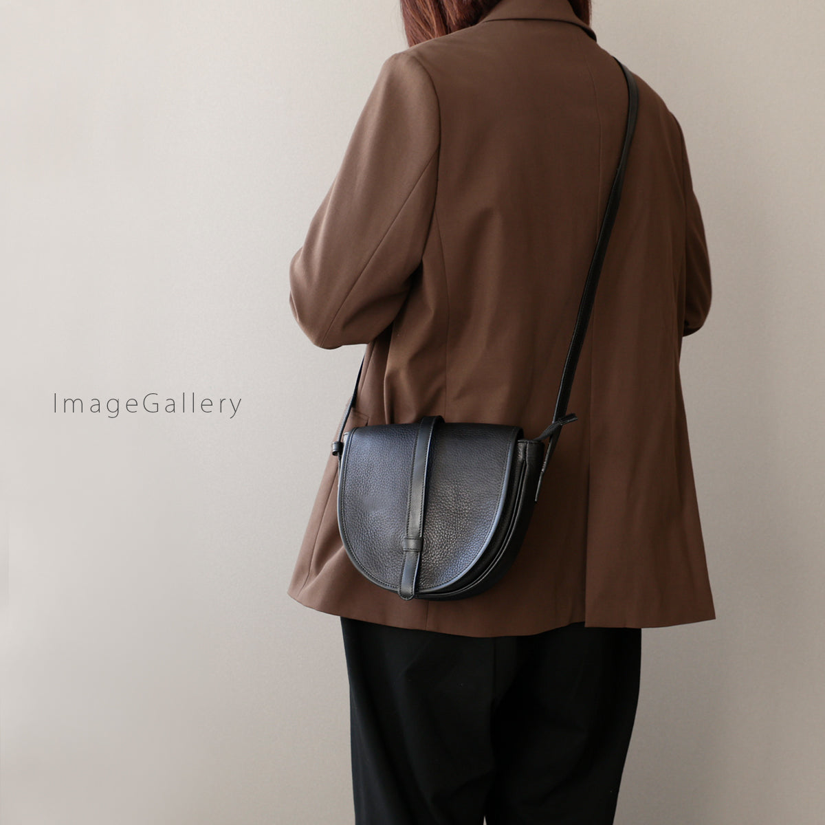 半月型 ショルダーバッグ レディース 軽量 ファスナー付き 小さめ 軽い