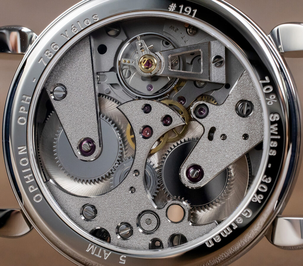 鏡面ティアドロップケースとCNCギョシェ文字盤をそなえたOPHION 786