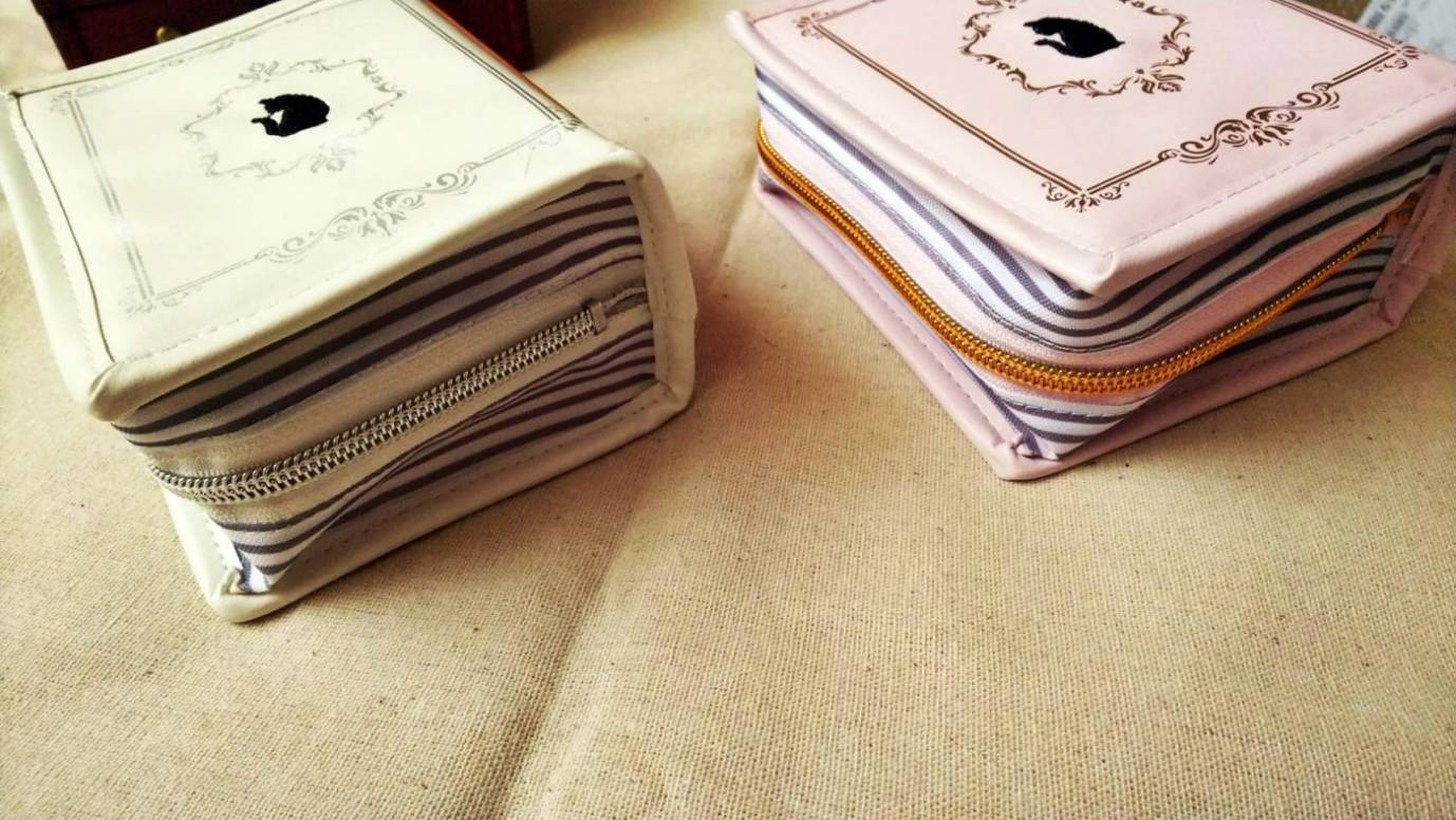 ディアキャッツ ブック型ポーチ - 雑貨・小物 - コノス