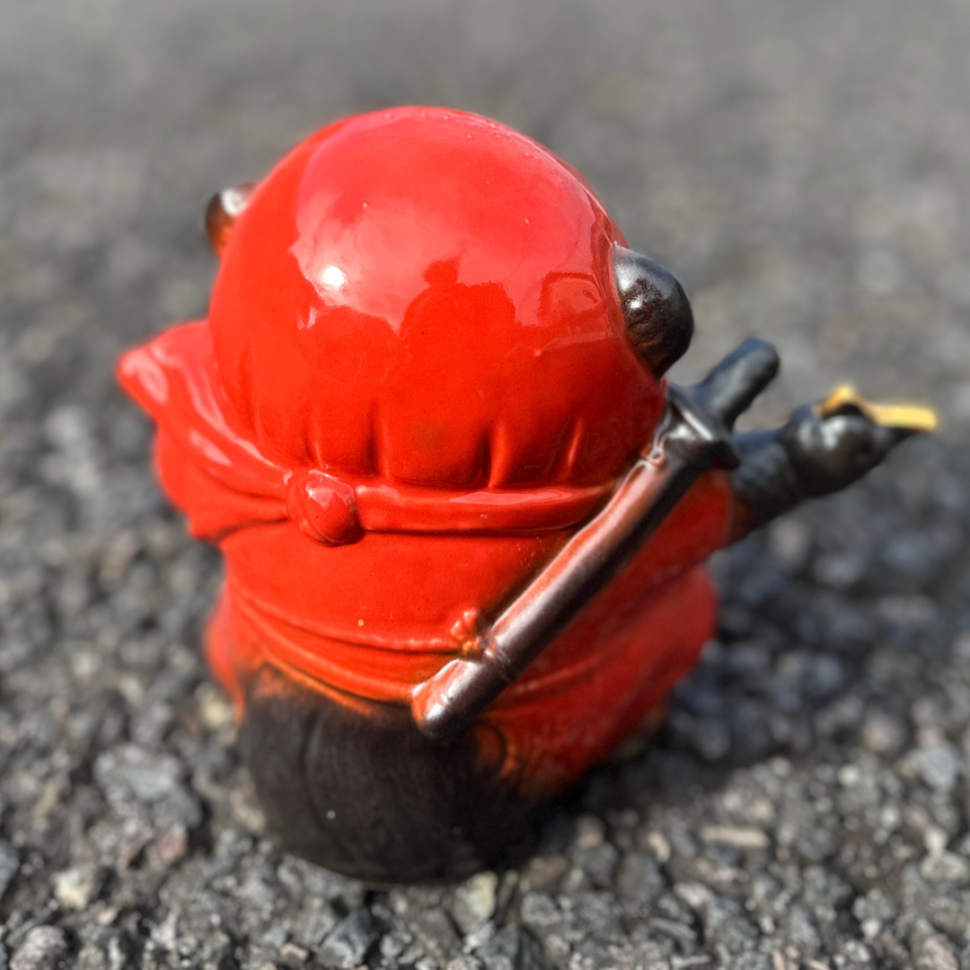 ヤマ庄陶器】忍者狸くの一（赤）（品番：B090-08）｜ここ滋賀