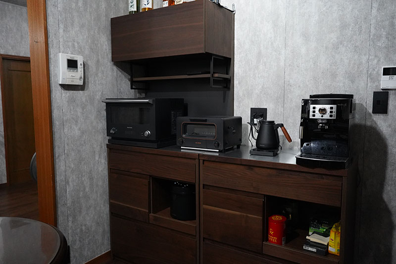 unico（ウニコ）の食器棚】ウォールナットの木の素材感がおしゃれな