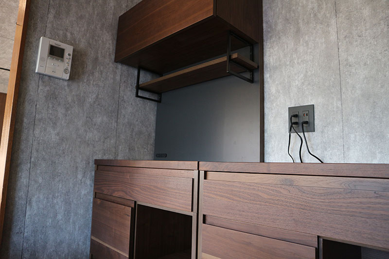 unico（ウニコ）の食器棚】ウォールナットの木の素材感がおしゃれな