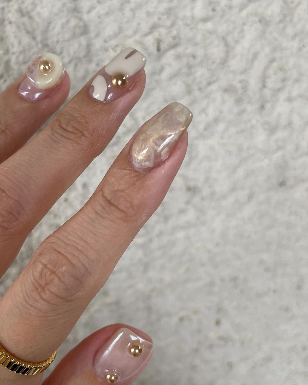 ニュアンス/ミラー/ぷっくり/ホワイト/ゴールド - MIWAのネイル