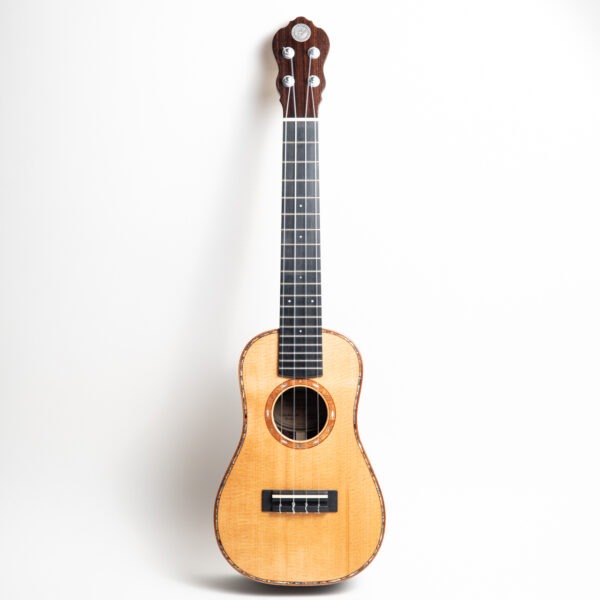 W.F.G.C.から2つの異なるトップ材を使用したコンサートウクレレが入荷