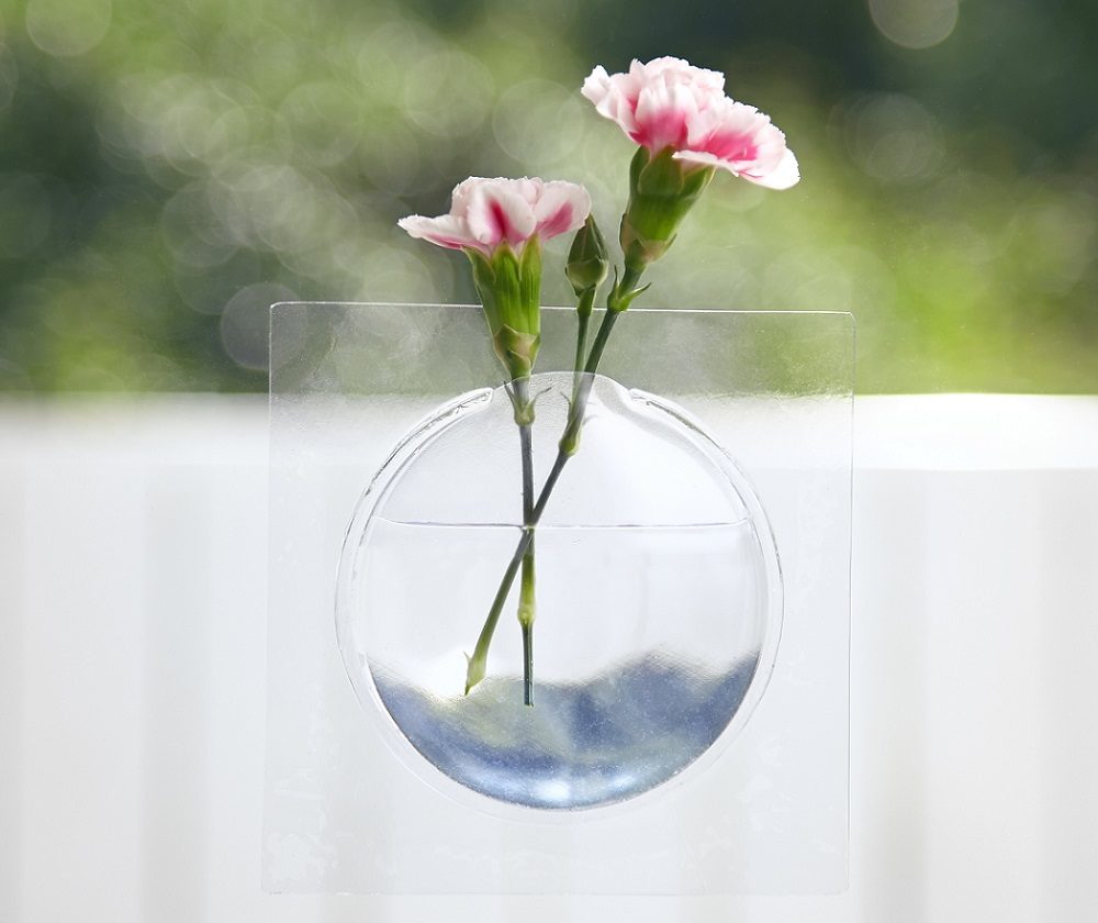 まるで花が宙に浮かんでいるよう。窓ガラスや鏡に貼って使うフラワー