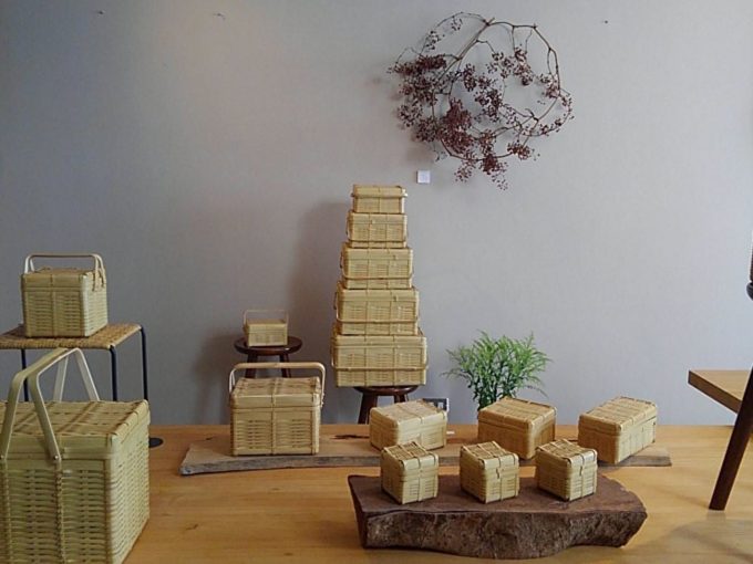 シンプルで丈夫な「おじろ角物店」の竹かご。用途はライフスタイルに