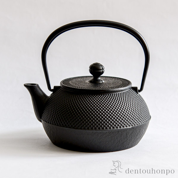 送料無料】 鉄瓶 7型 特製アラレ紋 内面釜焼・外面黒焼付仕上げ IH対応