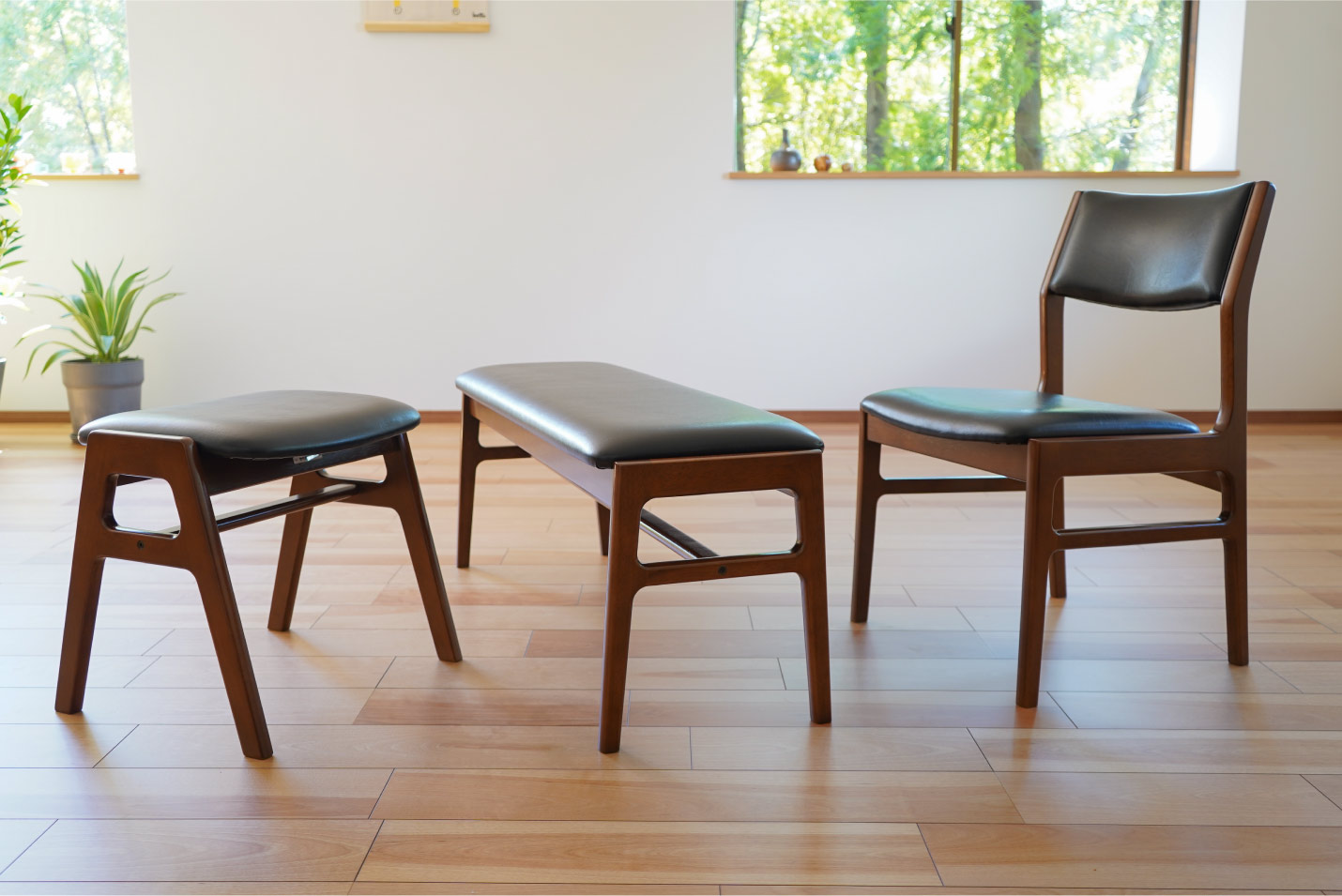 カリモク60+ スタッキングスツール スタンダードブラック［C36116BW